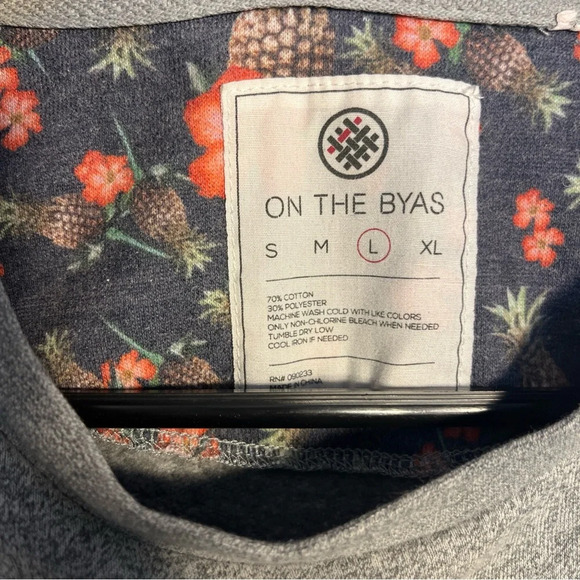 On The Byas Active Sweatshirt Mens Size Large Gray Crewneck Pocket Pineapple - Picture 3 of 6